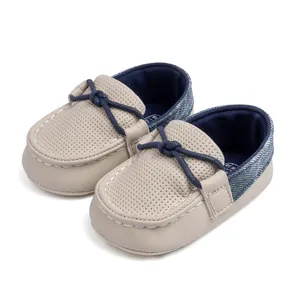 Makro-Detail von atmungsaktiven beige Babyschuhen aus Kunstleder mit blauem Fersenteil