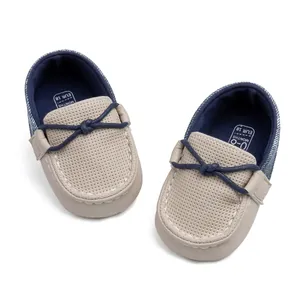 Detailansicht der beigen Baby-Lauflernschuhe aus Leder mit blauem Denim-Futter und Größenangabe