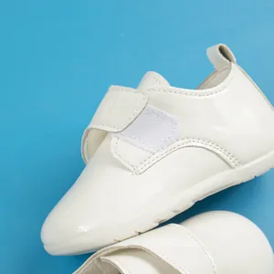 Classiche scarpine primi passi in pelle bianca per neonati con chiusura a velcro
