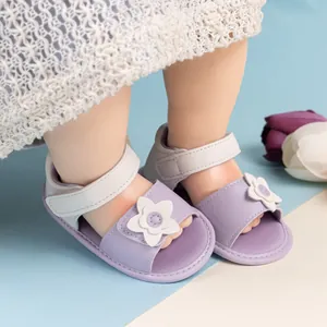 Dettaglio di sandali per neonati lavanda con decorazioni floreali e chiusura in velcro