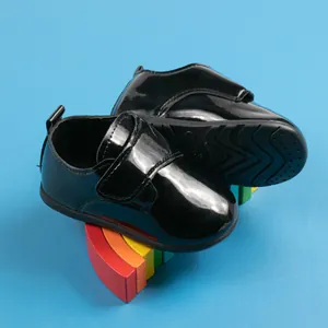 Scarpe classiche per neonati in vernice nera con velcro e suole in gomma antiscivolo
