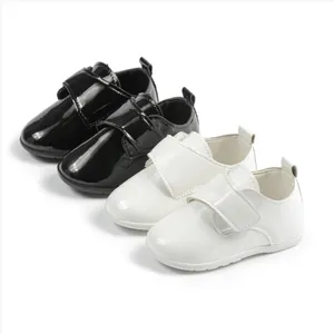 Scarpe classiche per neonati in pelle verniciata bianca e nera con cinturini in velcro