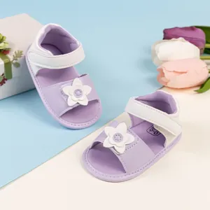 Dettaglio sandalo neonata con decorazione floreale in pelle e suola in tessuto viola