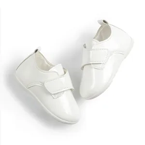Scarpe neonato in pelle verniciata bianca con chiusura a velcro e punta arrotondata