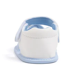 Dettaglio posteriore di un sandalo per neonati con suola in PU blu e cuciture pulite