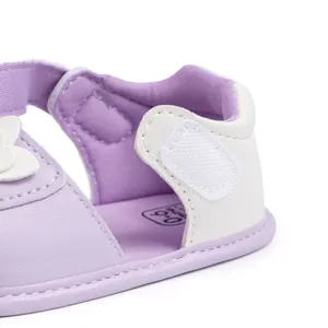 Dettaglio sandalo neonata viola con fiori e chiusura a strappo per età 0-6 mesi