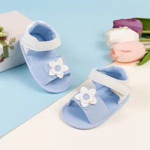 Sandali azzurri per neonata con decorazione a fiori bianchi per 0-6 mesi d'età