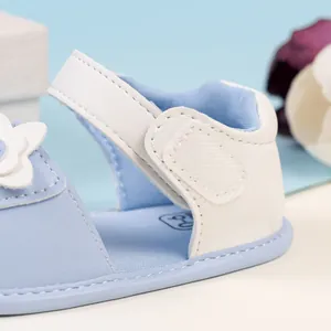 Sandali per neonata color caramello con fiori 3D e suole morbide per i primi passi