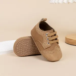 Λεπτομέρεια καφέ παπουτσιών Oxford για μωρά με brogue σχέδια και αντιολισθητικές σόλες