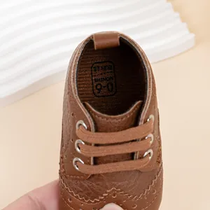 Ρετρό σκούρο καφέ μωρουδιακά παπούτσια oxford με brogue λεπτομέρειες για 0-1 έτους