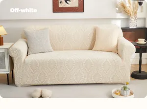 Detail van gebroken witte jacquard sofahoes met reliëf bladpatroon en stretchstof