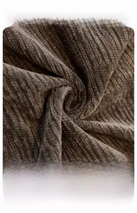 Vue détaillée du tissu chenille marron foncé avec une texture douce et nervurée