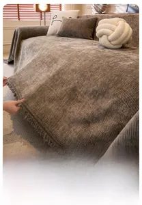 Détail de la housse de canapé en velours côtelé gris-brun avec côtes et franges