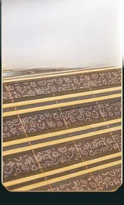 Détail macro du tapis de bambou carbonisé avec tissage fixe à 3 fils et imprimés
