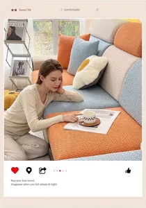 Gros plan sur la housse de canapé extensible avec texture 3D quadrillée bleue et orange