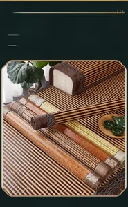 Gros plan détaillé de tapis en bambou naturel enroulés avec bordure tissée