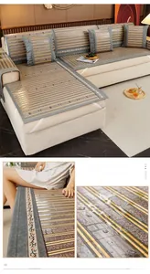 Détail du tapis de canapé en bambou naturel avec sangles antidérapantes et bord gris
