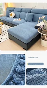 Gros plan sur la housse de canapé en polaire bleu lac avec texture élastique ajustable