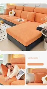 Détail de la housse de canapé en polaire orange avec texture 3D et ajustement élastique