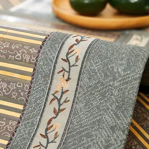 Gros plan sur un tapis de canapé en bambou naturel avec texture tissée grise et bordure