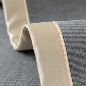 Grijze chenille bankhoes met een luxe champagne gouden satijnen rand en fijne textuur