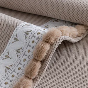 Beige chenille bankovertrek met bloemige kant en zachte pompons, modern ontwerp