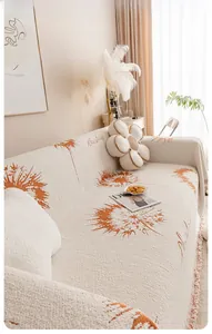 Détail de la housse de canapé en chenille avec motifs pissenlit et bordures à franges