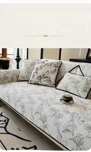 Gros plan du coussin de canapé en chenille avec motif floral gris et bordure noire