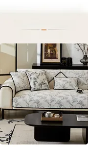 Détail du coussin de canapé en chenille avec imprimé floral et bordure noire robuste