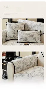 Détail de housses de canapé en chenille avec motifs floraux gris et bordure noire