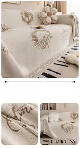 Détail de la housse de canapé en chenille avec motif pissenlit et franges