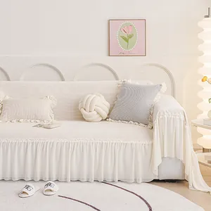 Housse de canapé à volants crème en tissu gaufré pour une protection toutes saisons