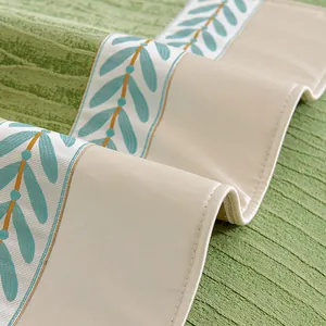 Minimalistisch chenille bankkussen met groene weeftextuur en blauwe blad jacquard rand