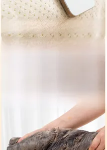 Dettaglio del copridivano in peluche grigio con fondo antiscivolo e lavabile in lavatrice