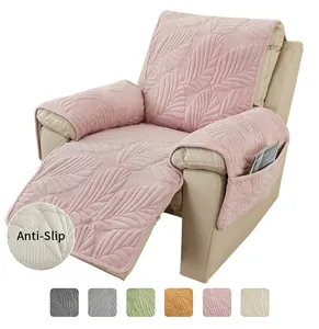 Dettaglio copridivano in peluche rosa con retro antiscivolo e tasca laterale portaoggetti