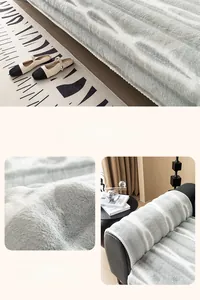 Dettaglio macro del copridivano in peluche a righe grigie e bianche tessuto spesso