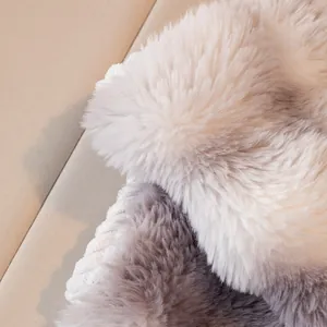 Dikke pluche bankhoes van imitatie konijnenbont met zacht kleurverloop voor de winter