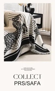Detail der Chenille-Sofabezug mit Zebra-Muster-Textur und Fransenverzierung