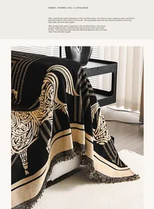 Detail von Chenille Sofadecke mit goldenem Jacquard-Tiermuster und Fransenbesatz