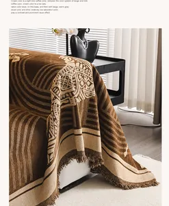 Detailansicht der Chenille-Sofadecke mit Elefantenmotiv und eleganten Fransen