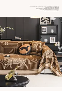 Detail der Chenille Sofa-Abdeckung mit Jacquard-Pferdemuster und dekorativen Fransen