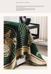 Detail der dunkelgrünen Sofaabdeckung aus Chenille mit Jacquard-Muster und Fransen