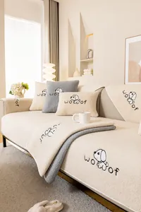 Detail van zacht lams wollen bankkussen met schattige geborduurde puppy decor