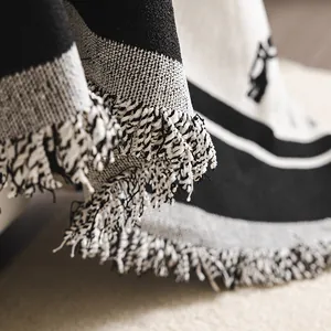 Chenille-Sofabezug mit schwarzem Katzenmuster und eleganten Fransenrändern zum Schutz