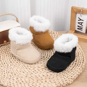 Trois paires de bottines d'hiver pour bébé avec doublure en fourrure sur tapis