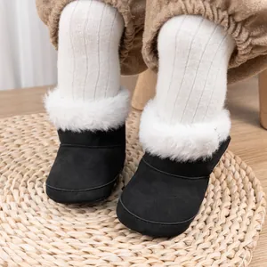 Détail de bottes d'hiver pour bébé en daim noir avec doublure épaisse en fausse fourrure