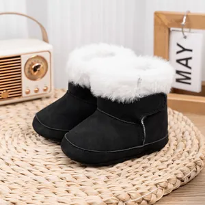 Détail de bottes de neige noires pour bébé avec doublure en fausse fourrure épaisse