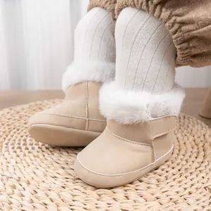 Vue détaillée de bottes d'hiver bébé en daim beige avec doublure en fausse fourrure