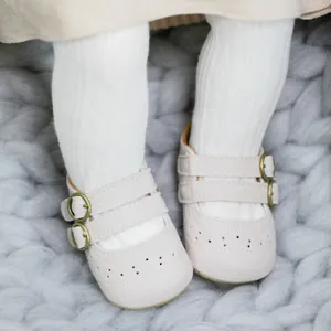 Λεπτομέρεια από βρεφικά παπούτσια Mary Jane με Brogue σχέδια και διπλά αγκράφες
