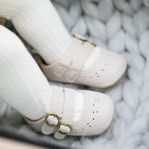 Λεπτομέρεια από παπούτσια Mary Jane για μωρά με διάτρητα σχέδια και μεταλλικές αγκράφες